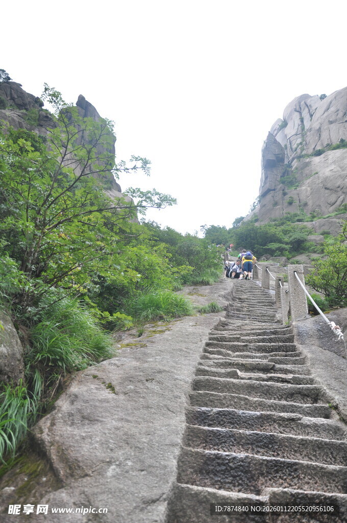 山间石阶漫步景