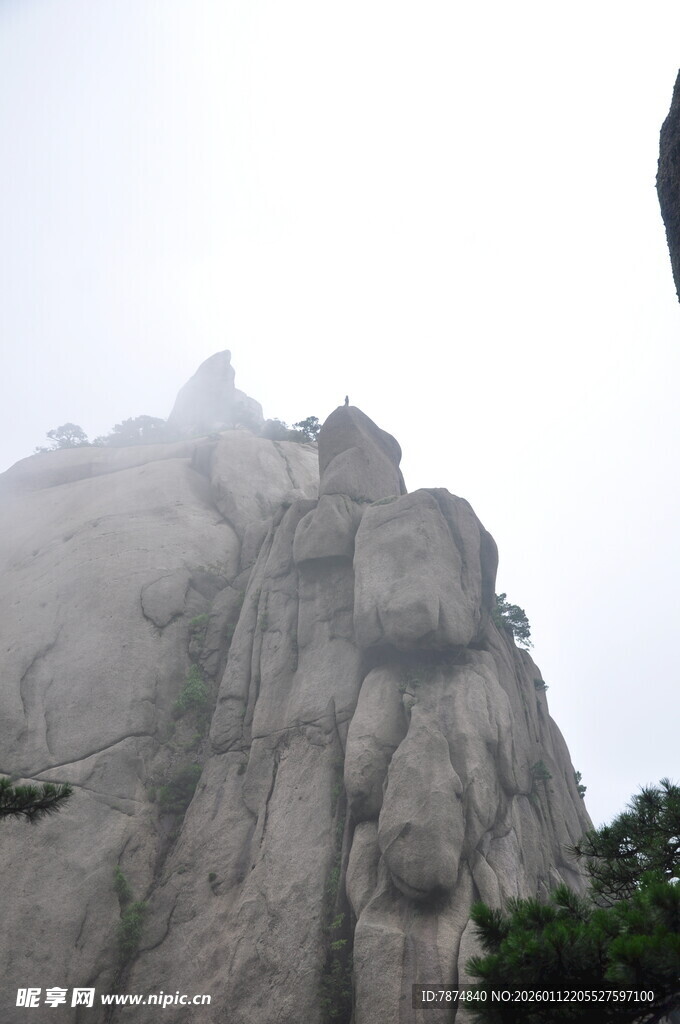 云雾缭绕的雄伟山峰