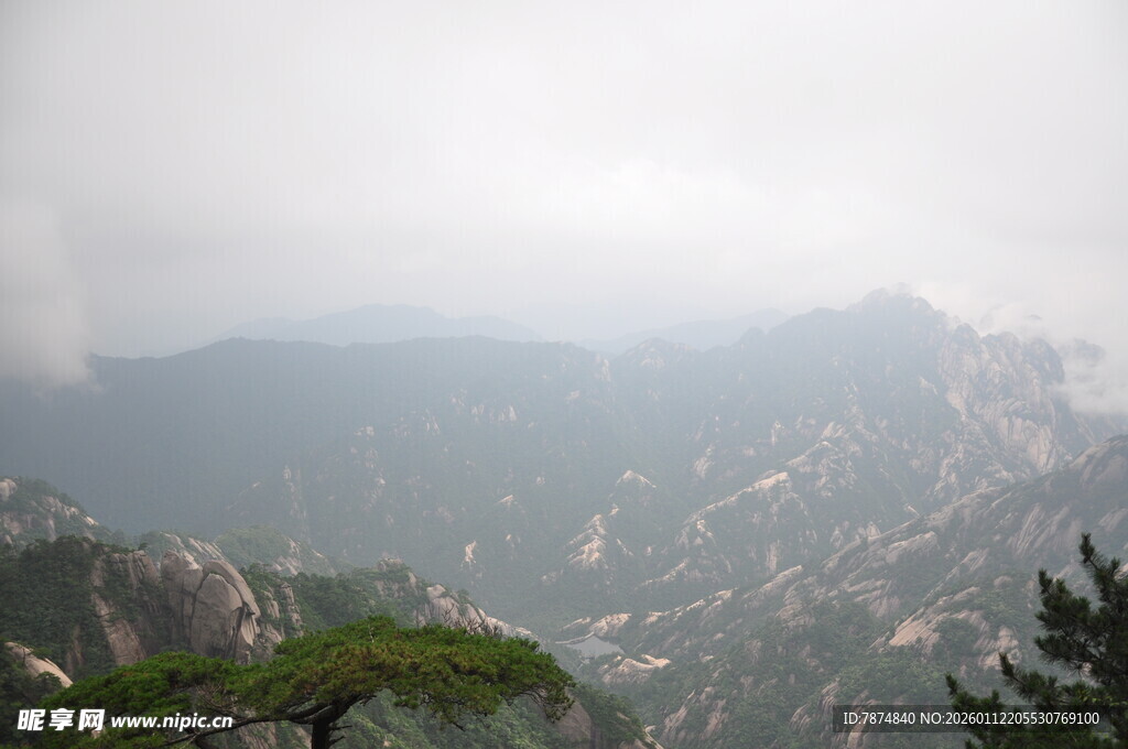云雾缭绕的壮美山景