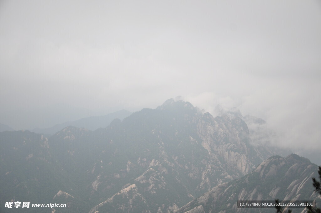 云雾缭绕的壮美山峦