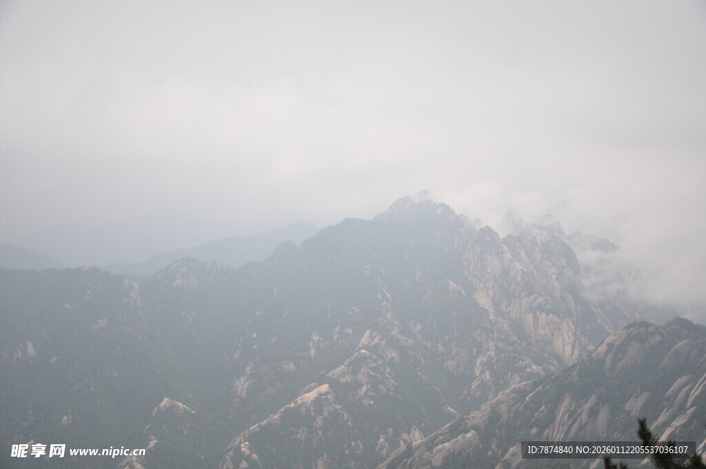 云雾缭绕的壮美山峦