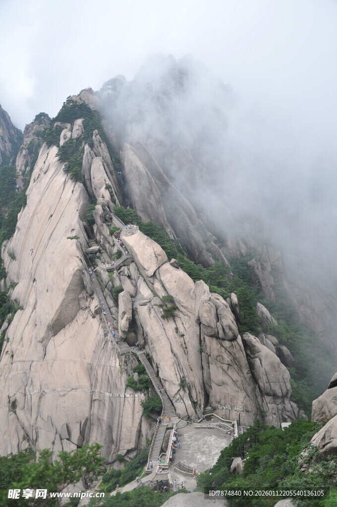 巍峨华山云雾缭绕之景