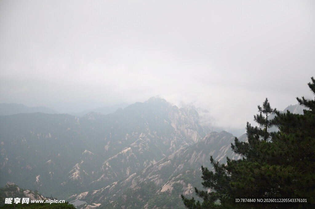 云雾缭绕中的山景