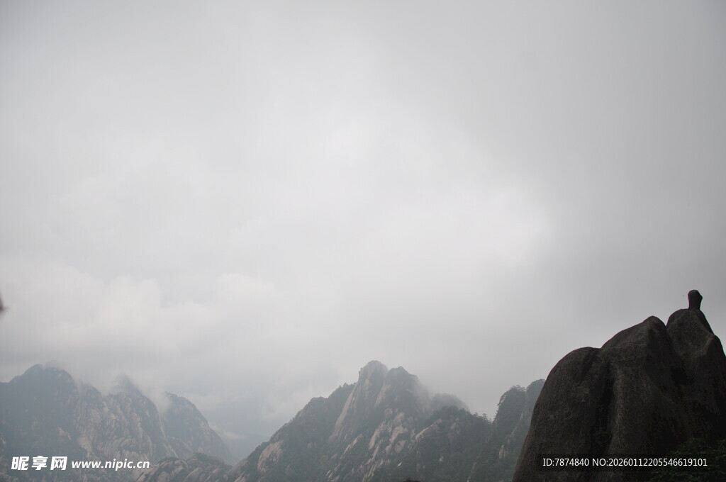 山巅孤影 云雾缭绕之景