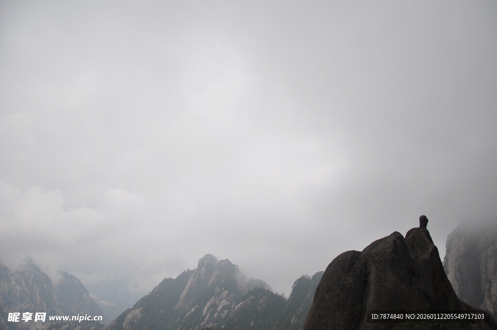 云雾中孤峰上的身影