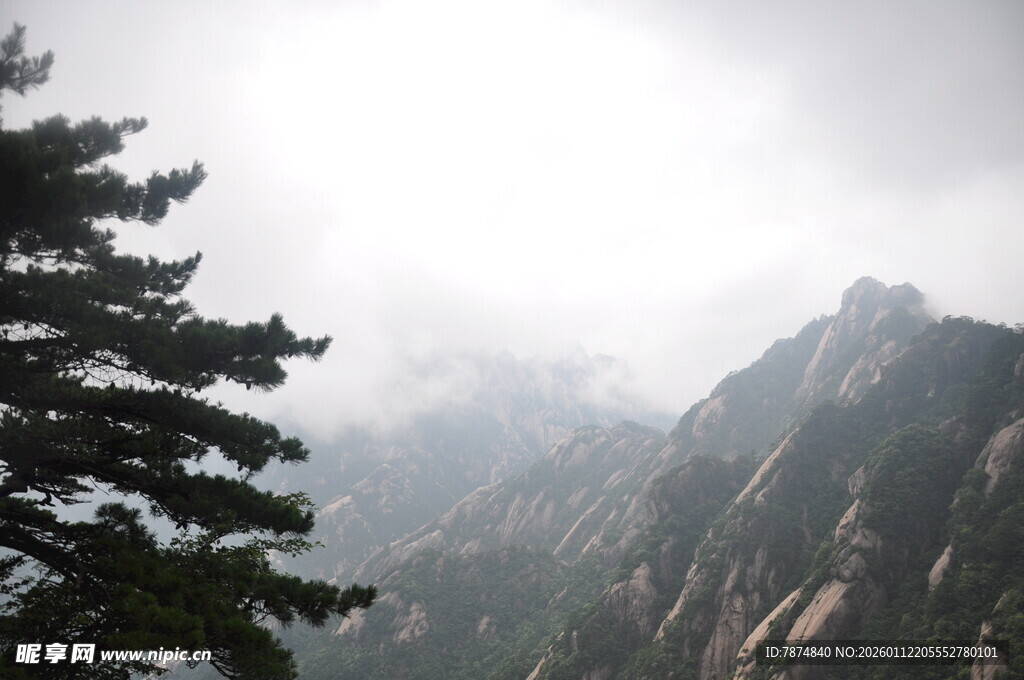 云雾缭绕的巍峨山峰