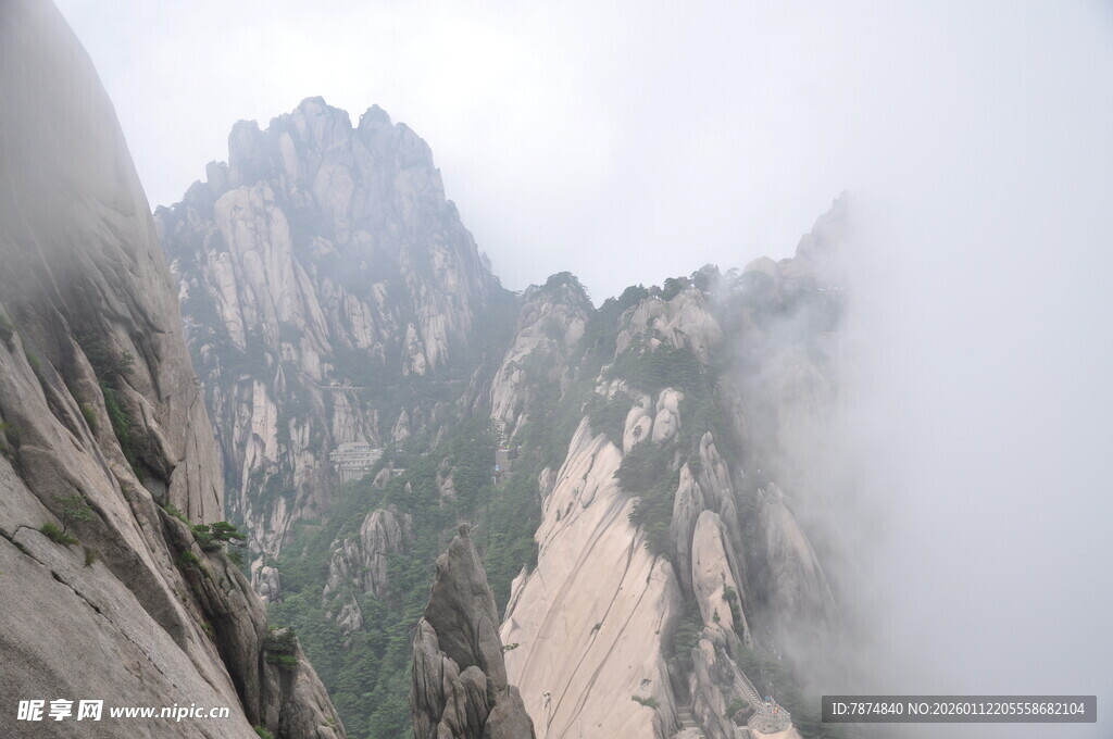 云雾缭绕的壮丽山峰