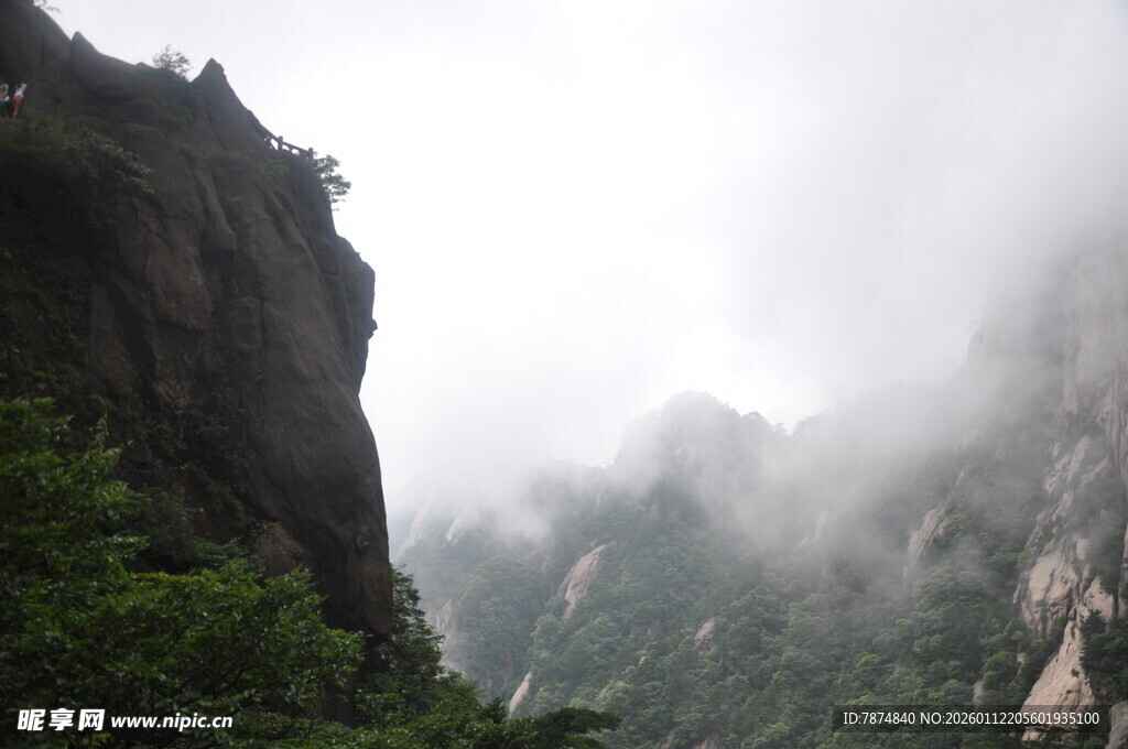 云雾缭绕的险峻山峰