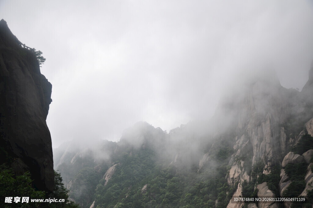 云雾缭绕的壮丽山峰