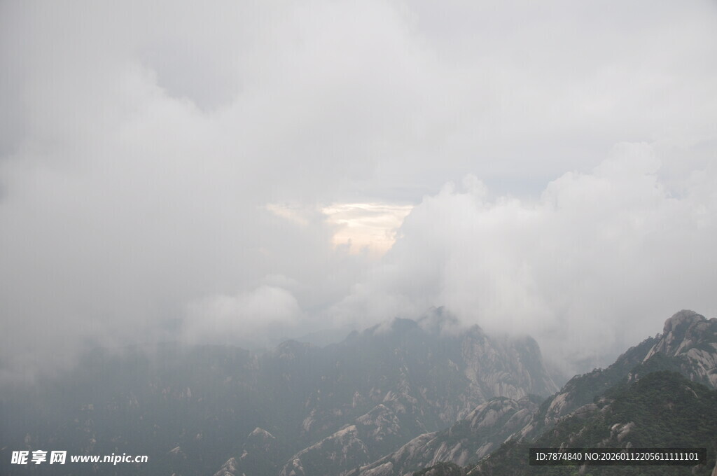 云雾缭绕的壮丽山峦