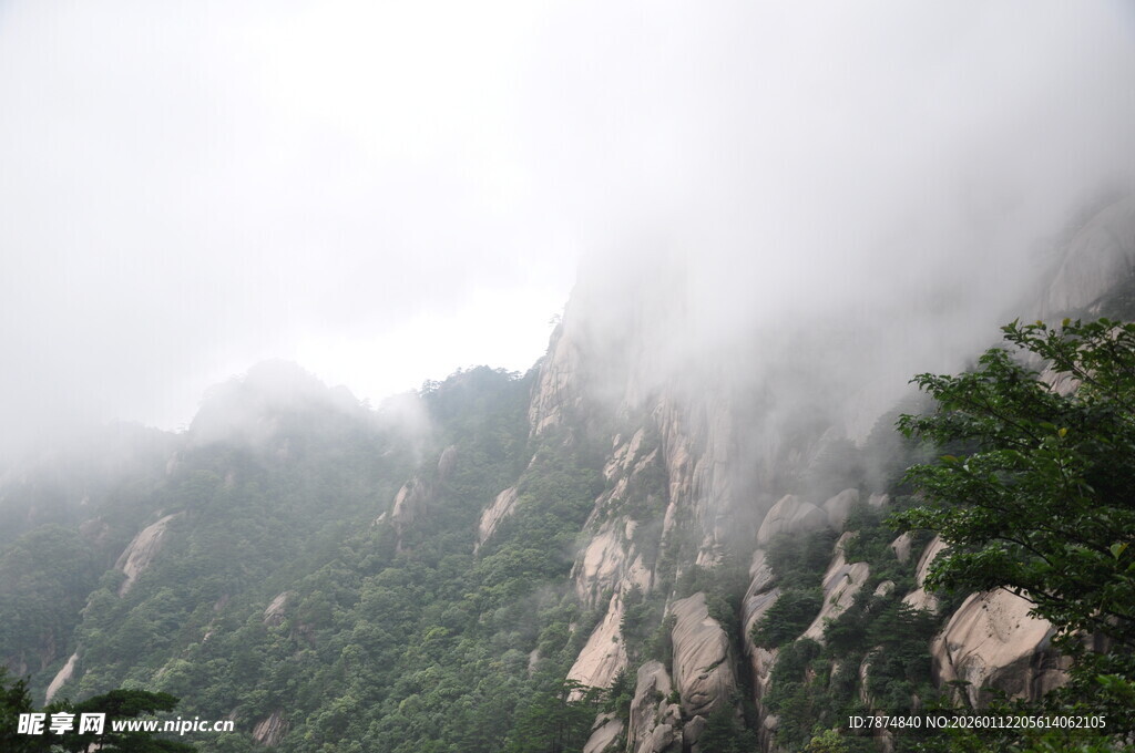 云雾缭绕的壮美山峦