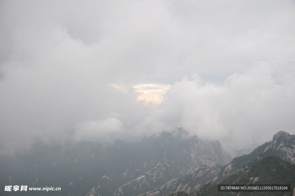 云雾缭绕的山峦美景