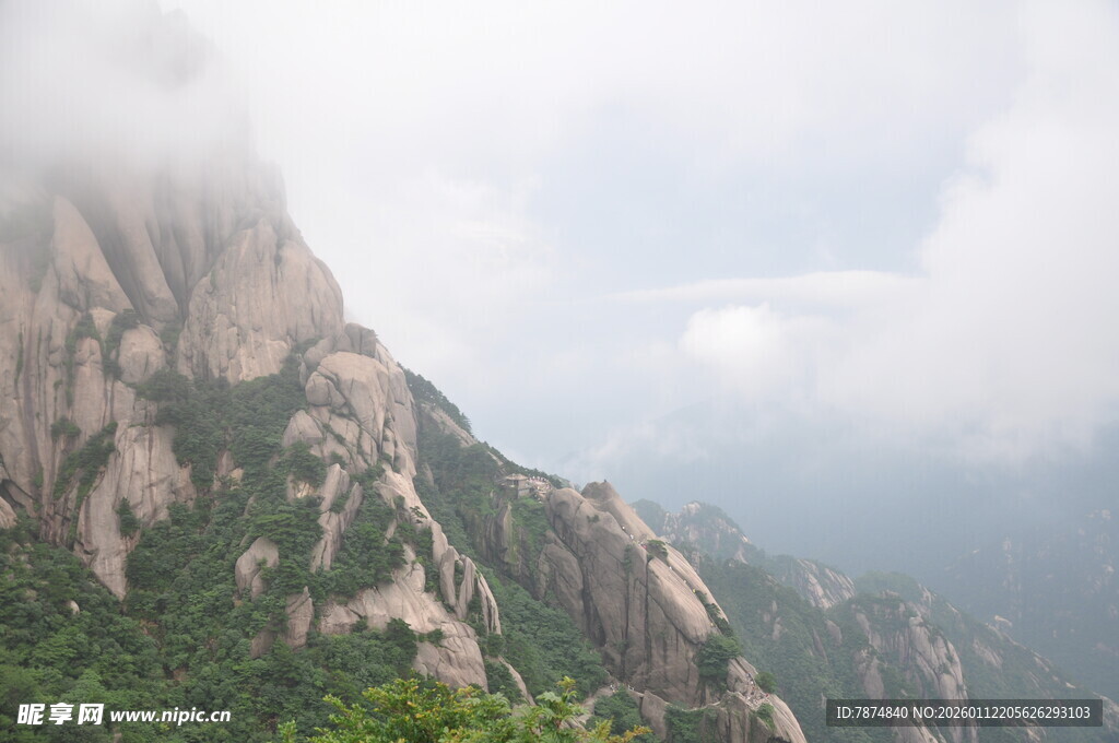 云雾缭绕的壮丽山峰