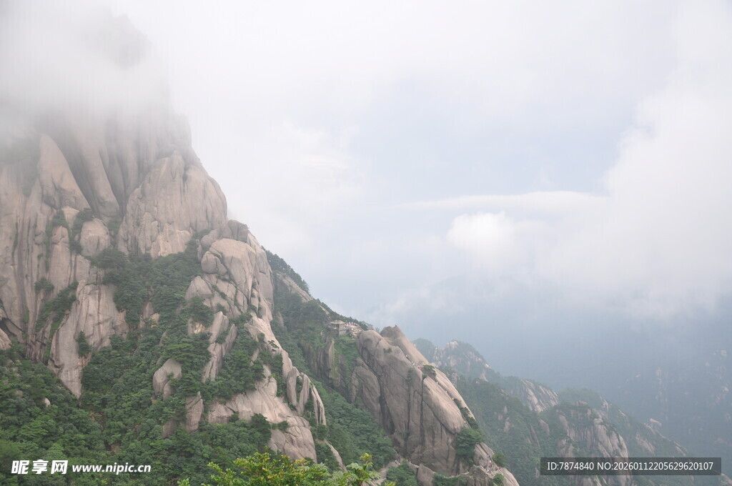 云雾缭绕的壮美山峰