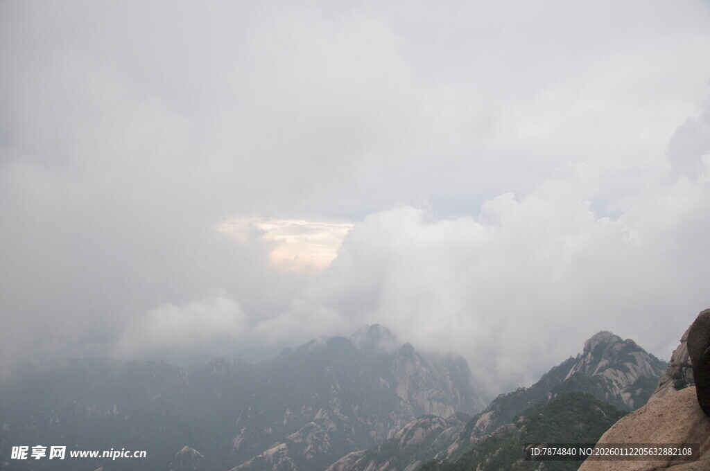 云雾缭绕的壮美山峦