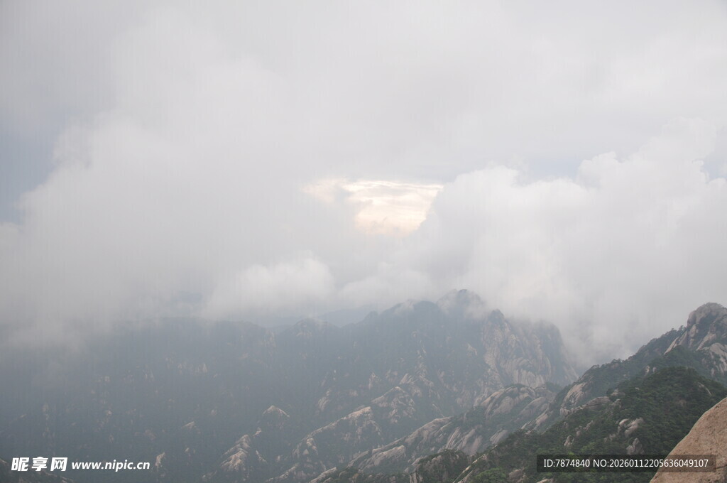 云雾缭绕的壮美山峦