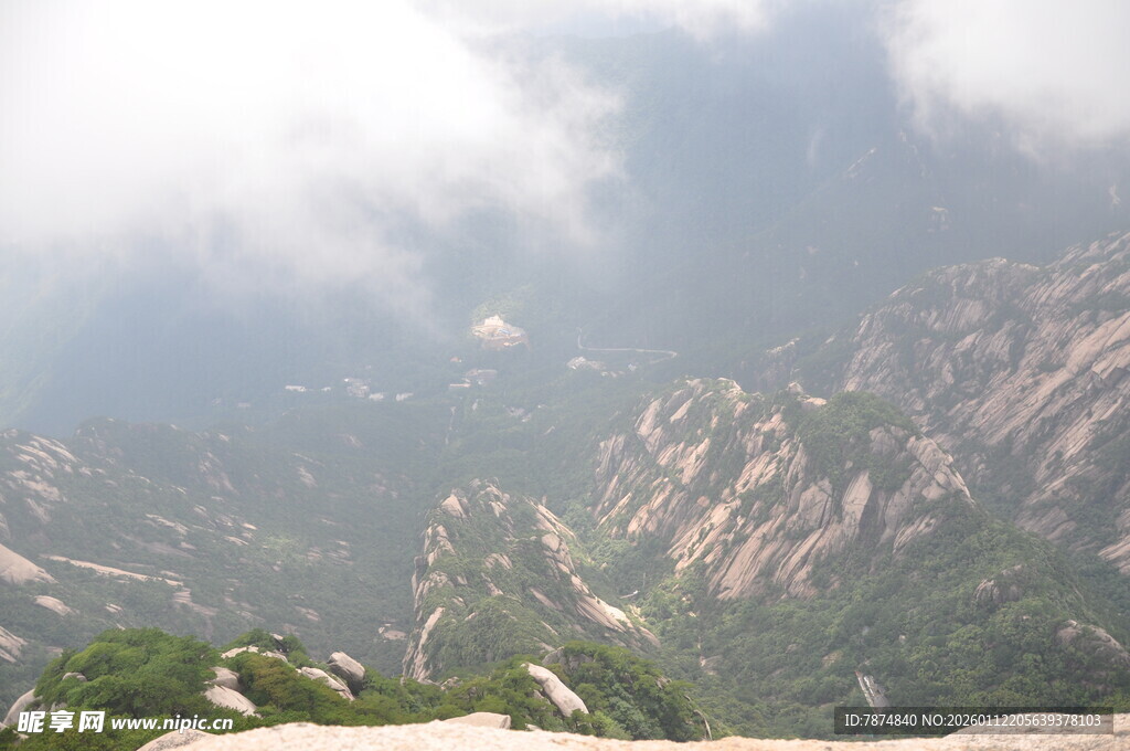 云雾缭绕的壮美山峦