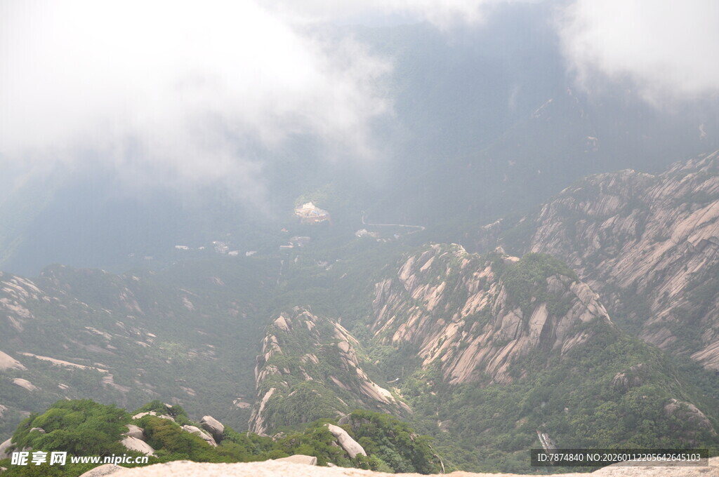 云雾缭绕的壮丽山峦