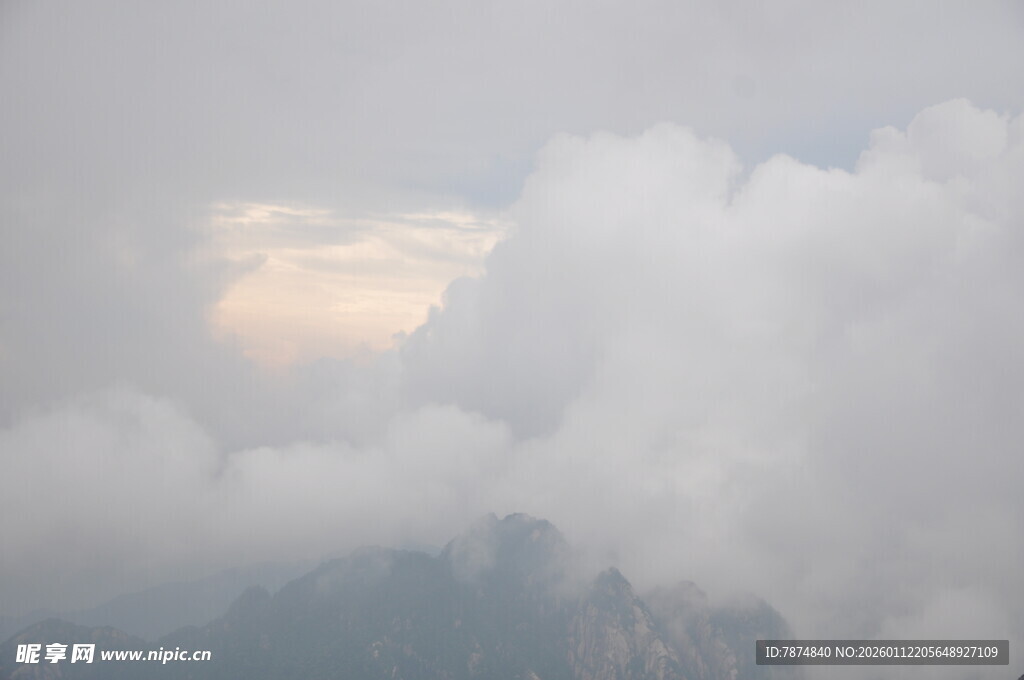云雾缭绕的山峦美景
