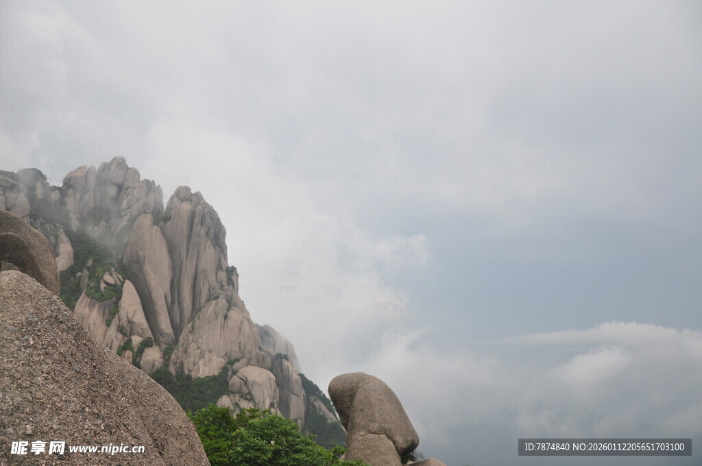 巍峨山峰云雾缭绕之景