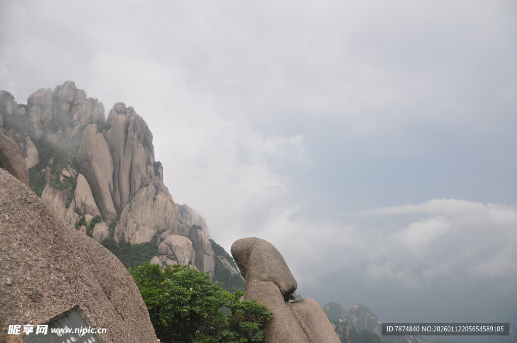 巍峨山峦云雾缭绕之景