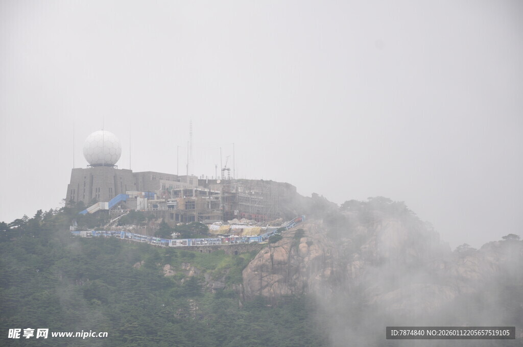 云雾缭绕中的山顶建筑