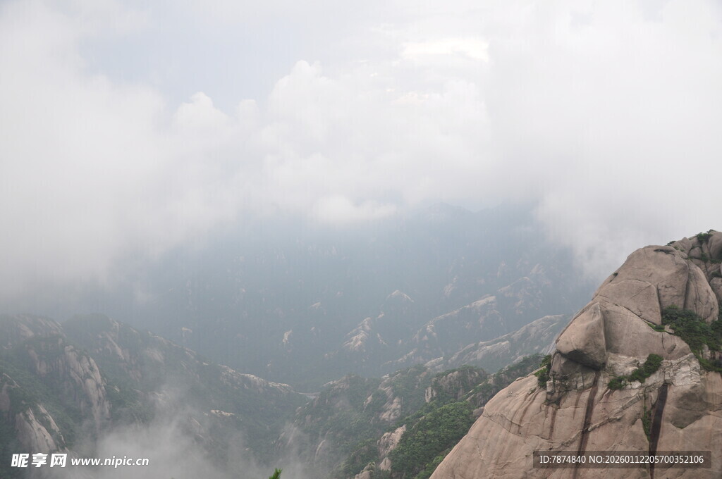 云雾缭绕的壮美山峰