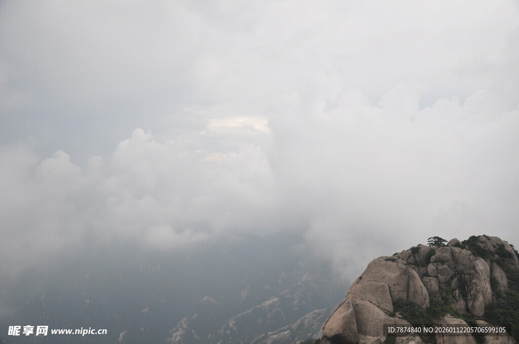 云雾缭绕的巍峨山峰