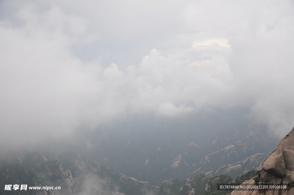 云雾缭绕的壮美山峦