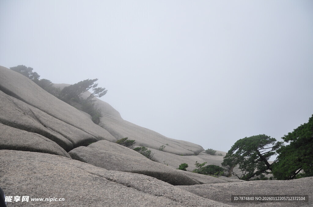 奇特灰白岩石景观