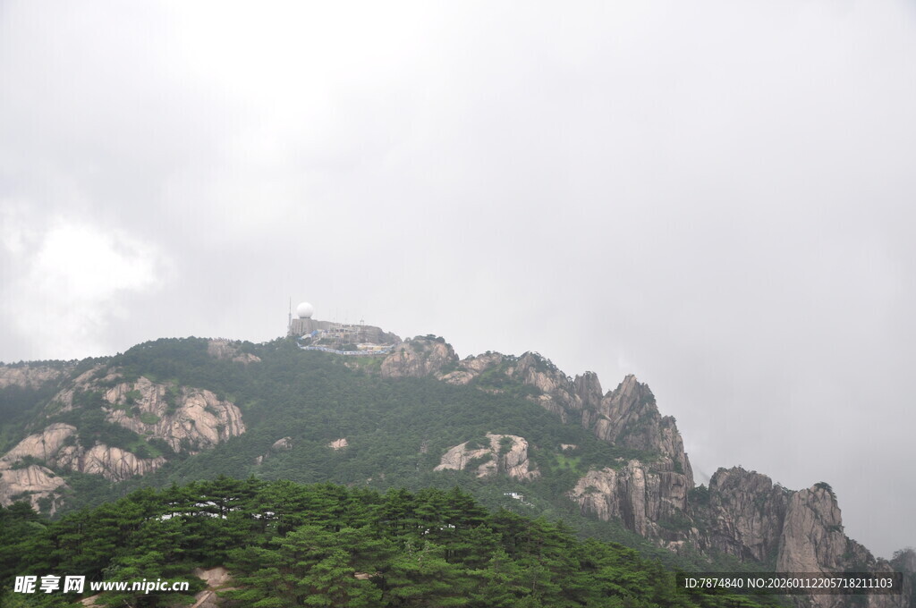 云雾缭绕的壮美山峰