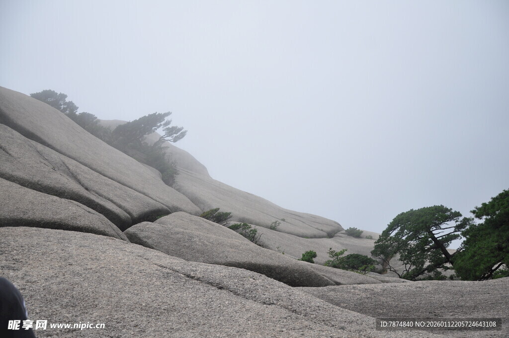 巍峨山石与绿树相映成趣