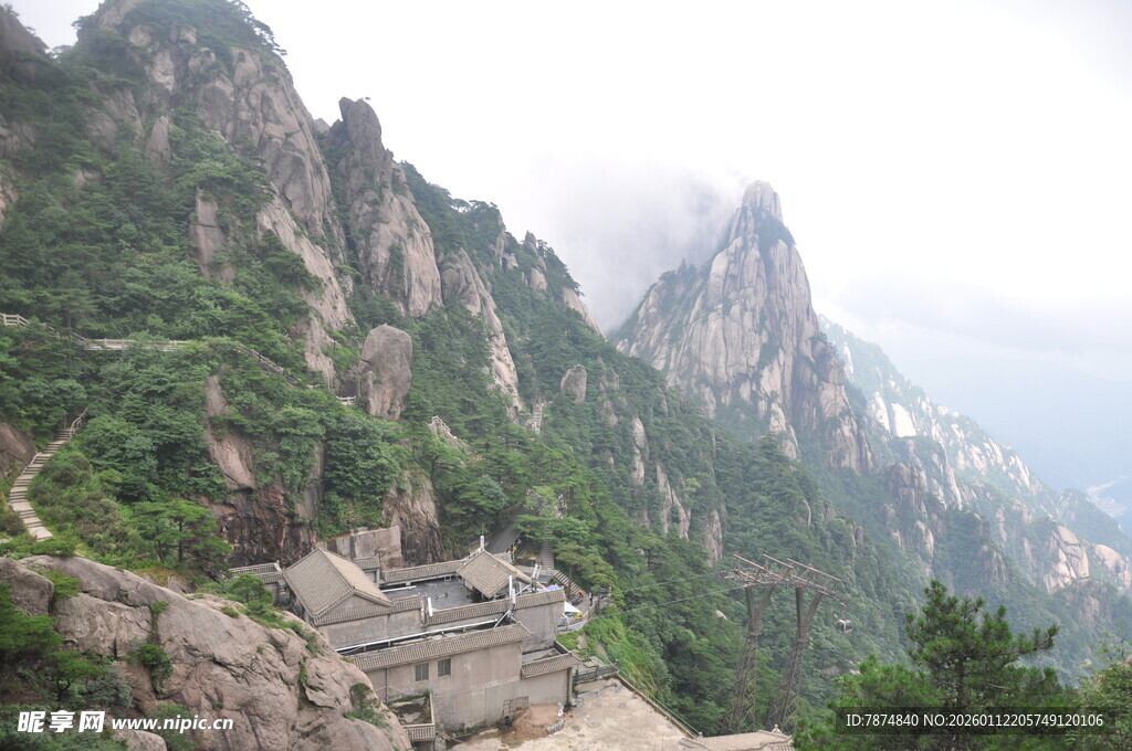 黄山壮美山峦与山间建筑