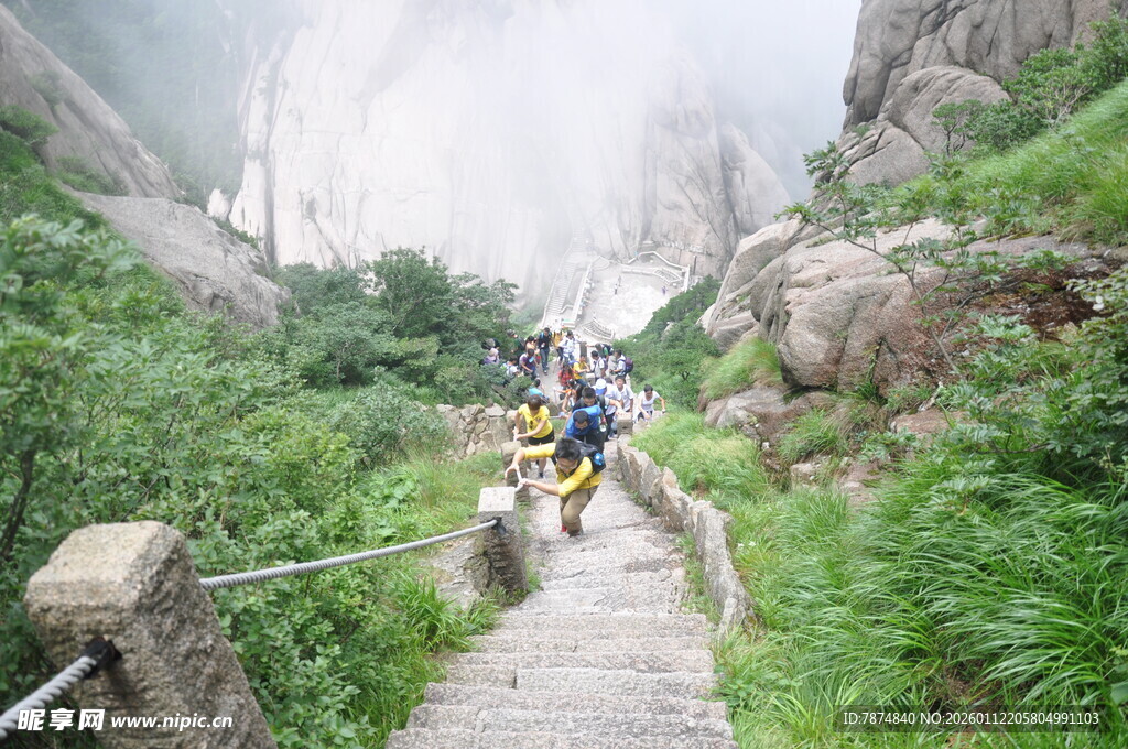 山间骑行者穿行于美景中