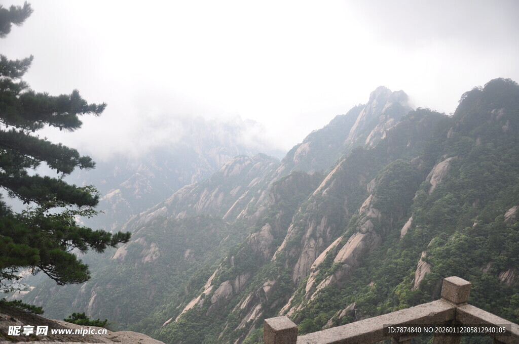 云雾缭绕的壮美山景