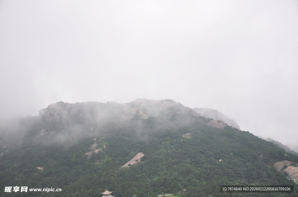 云雾缭绕的青山