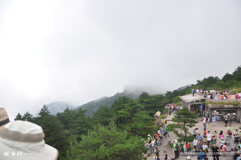 山顶观景处人群与山林景观