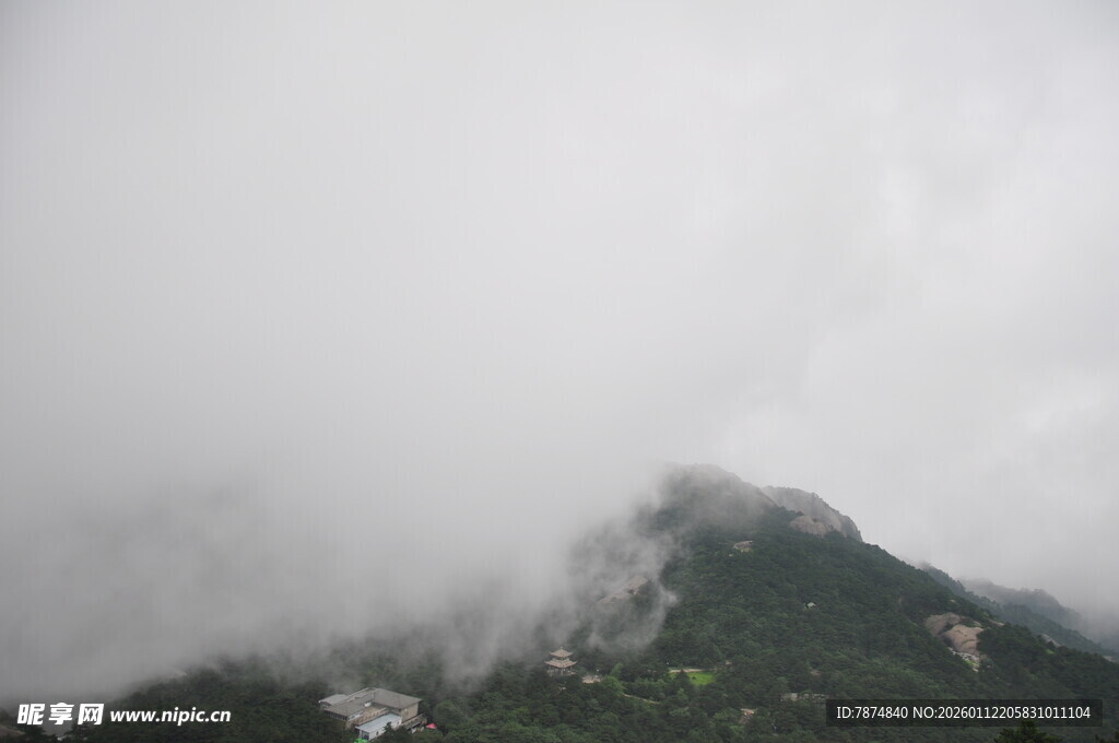 云雾缭绕的青山美景