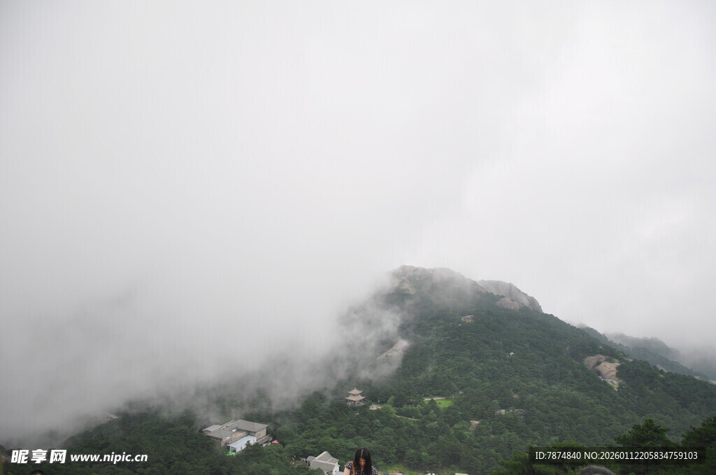 云雾缭绕的山间景致