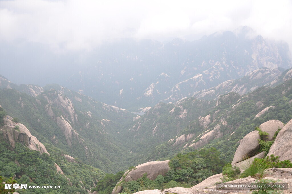 山间云雾缭绕的壮美景色
