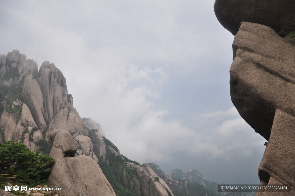 巍峨山峰壮丽自然景观