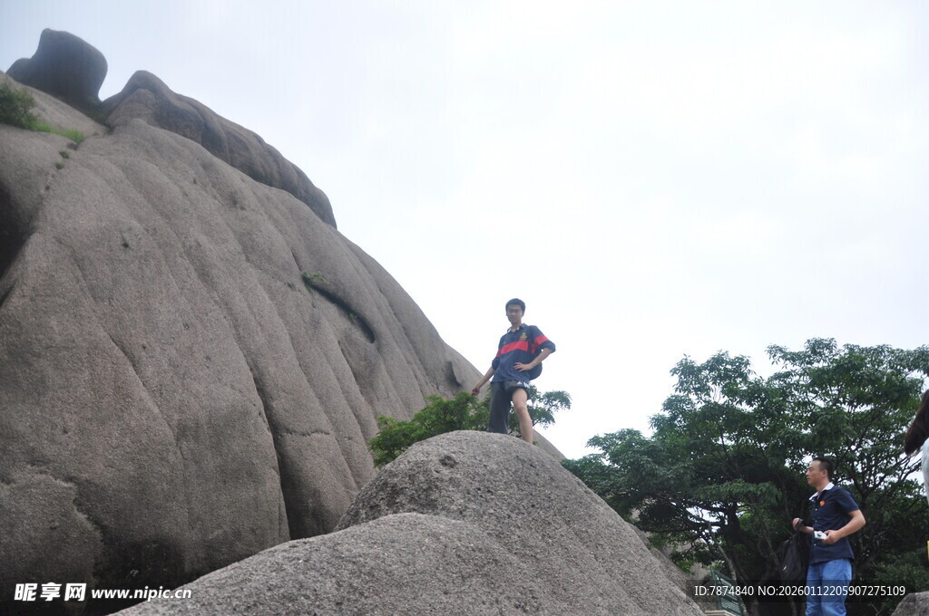 攀岩者挑战巨石