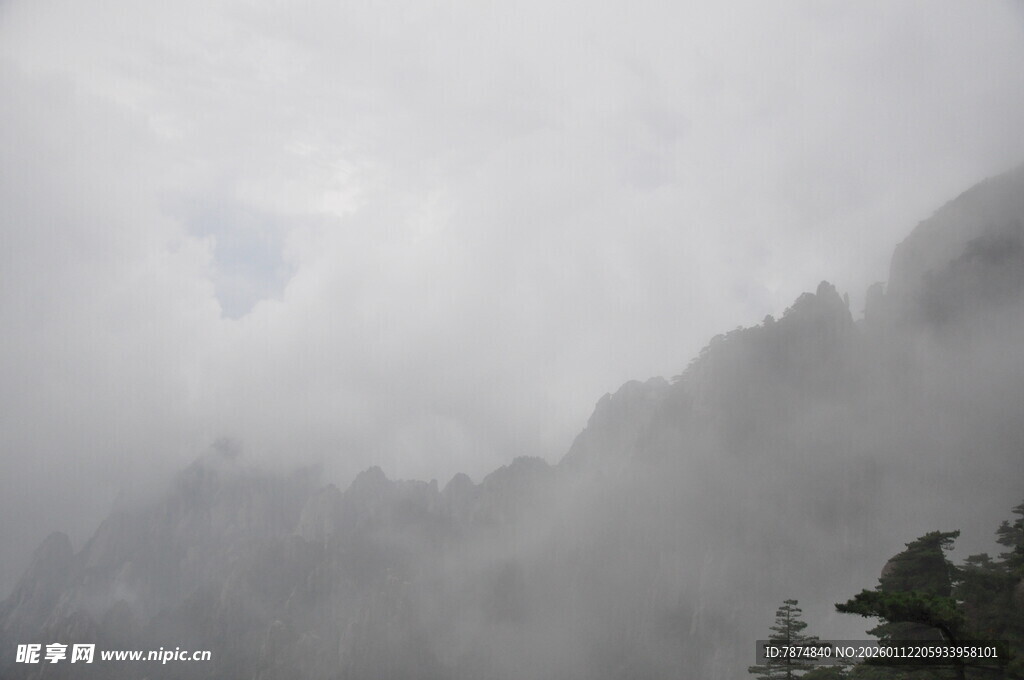 云雾缭绕的山峦美景