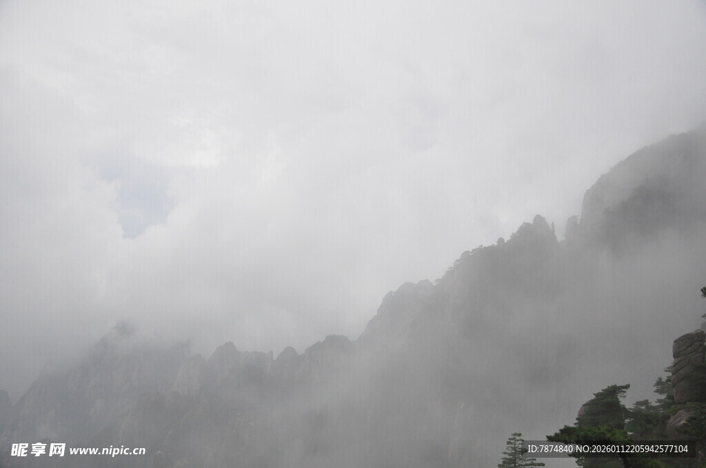 云雾缭绕的巍峨山峰