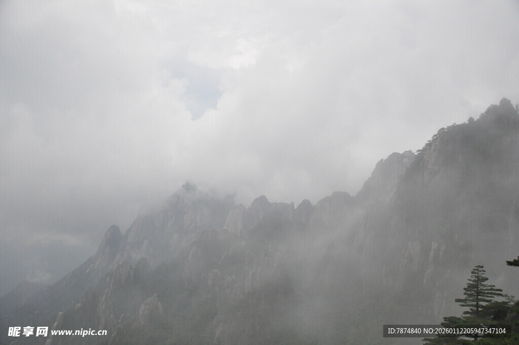 云雾缭绕的山峦美景