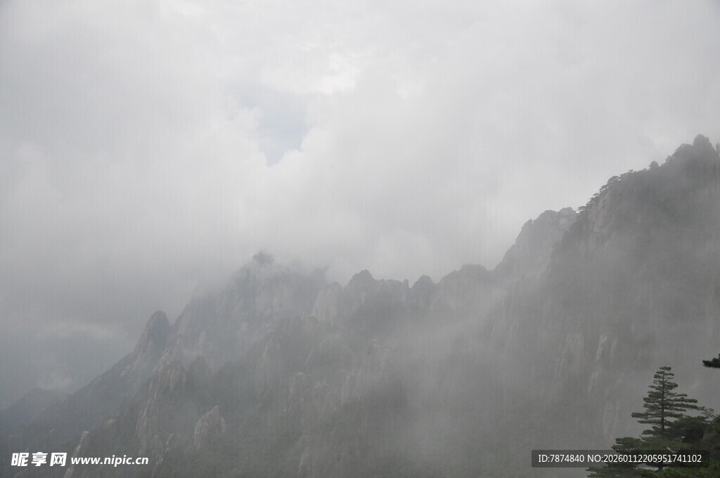 云雾缭绕的壮美山峦