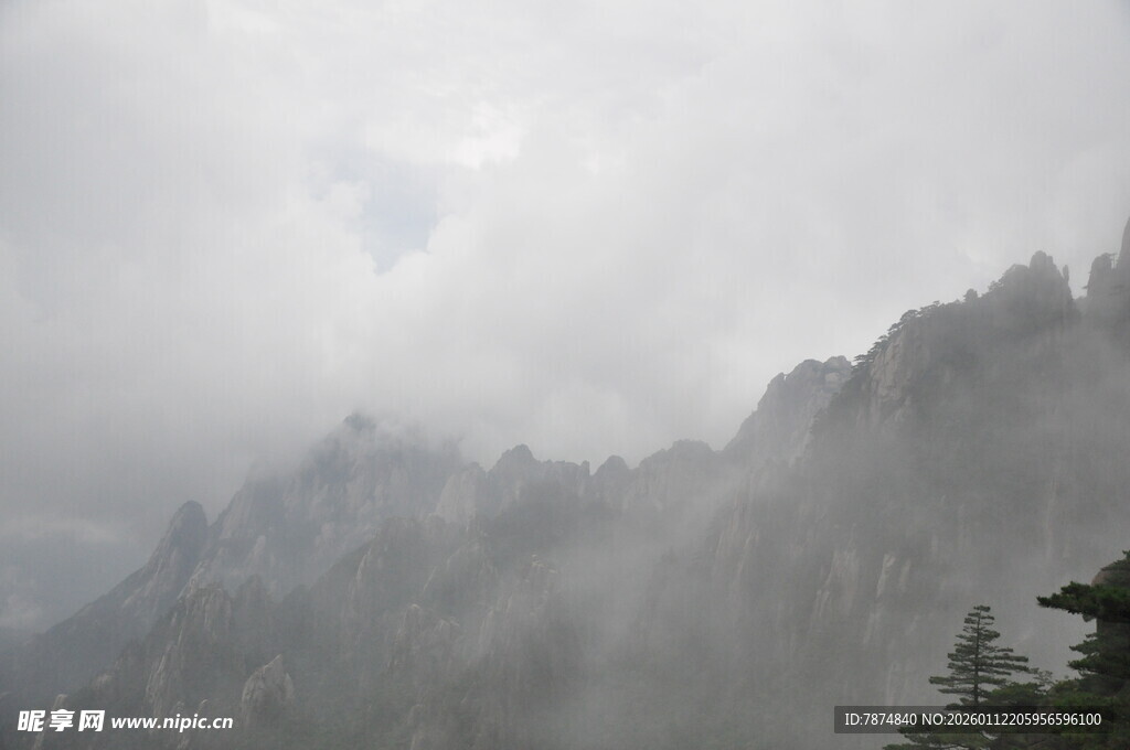 云雾缭绕的山峦美景