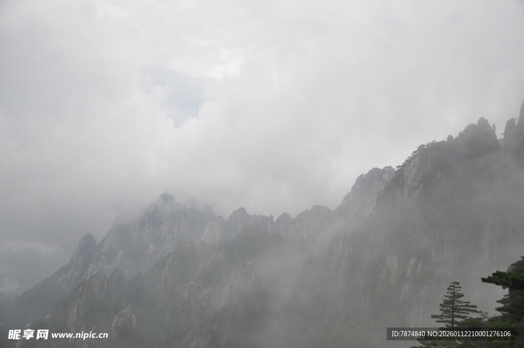 云雾缭绕的山峦美景
