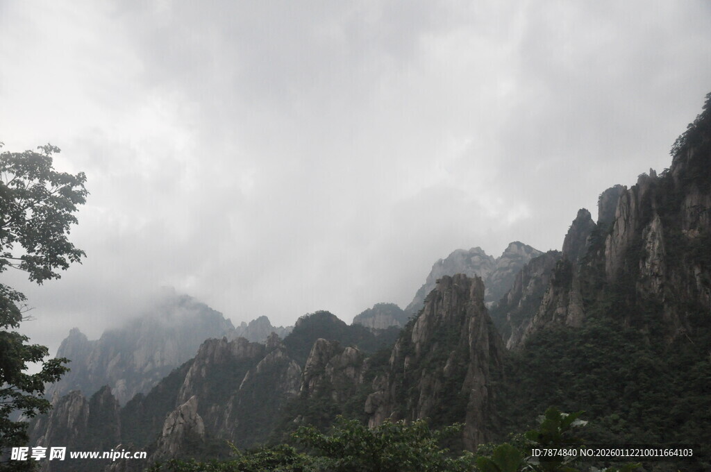云雾缭绕的壮美山峦
