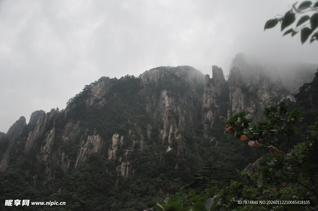 云雾缭绕的峻峭山峰